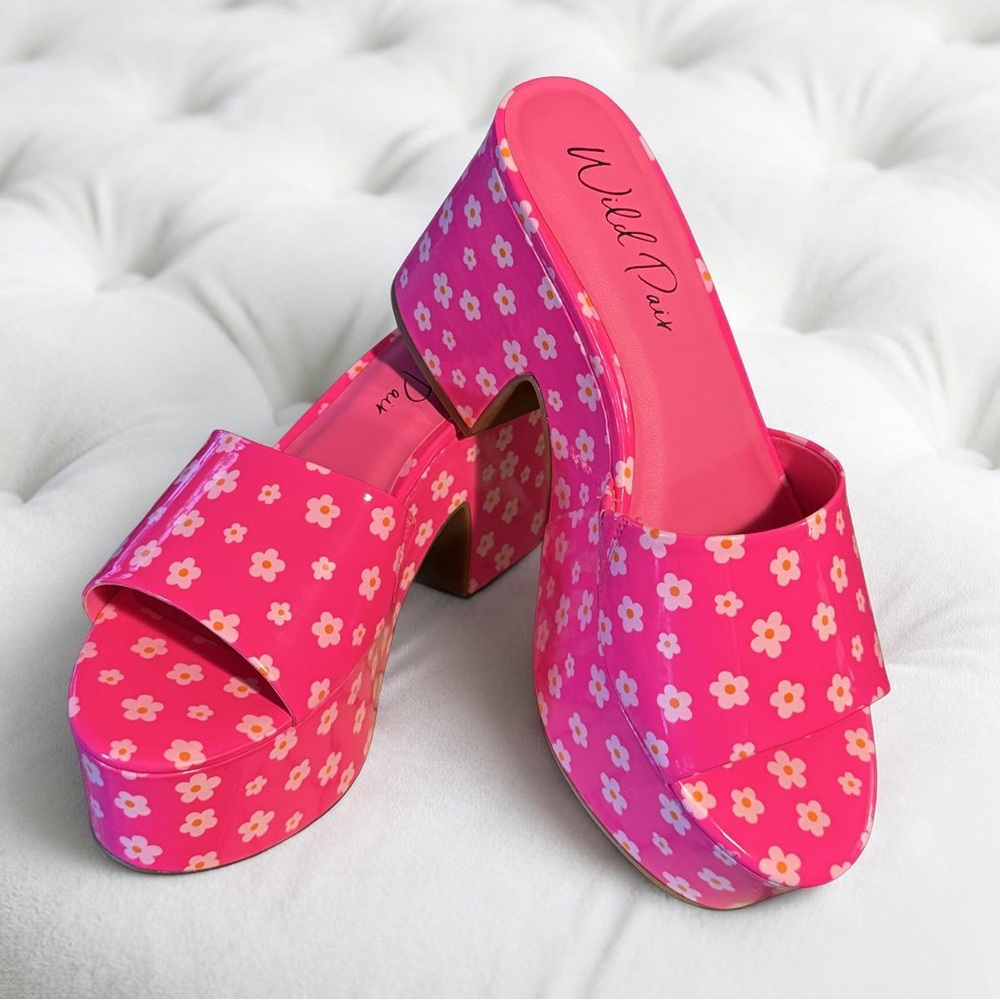Wild Pair NWT Fun Retro Pink & White Floral Women's Platform Sandals (SH214)